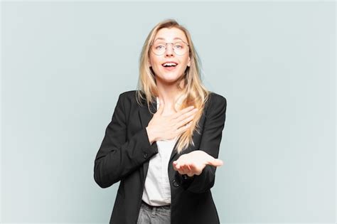 Joven Empresaria Bonita Que Se Siente Feliz Y Enamorada Sonriendo Con