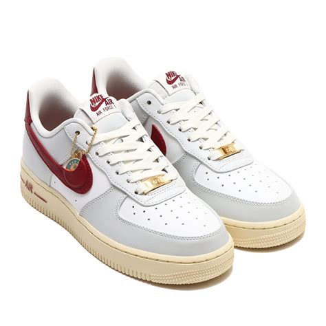 NIKE WMNS AIR FORCE 1 07 SE PHOTON DUST TEAM RED SUMMIT WHITE MUSLIN