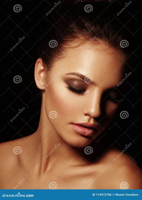 Elegant Portret Van Een Sexy Het Een Beroep Doen Naakt Brunette Met Volledige Lippen En Gesloten