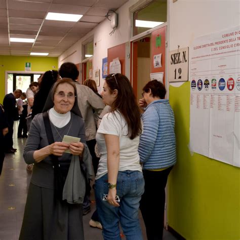 Amministrative In Sicilia In Calo L Affluenza Alle 12 Giornale Di