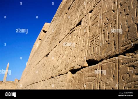 Mur plein de hiéroglyphes et d un obélisque au complexe du temple de