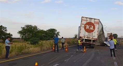 Por Evitar El Choque Contra Otro Veh Culo Tr Iler Se Vuelca Sobre La