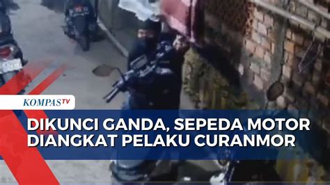 Waspada Aksi Curanmor Di Palembang Terekam CCTV Pelaku Angkat Ban