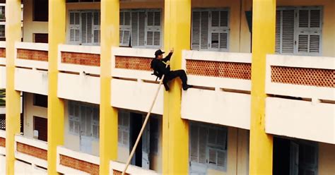 Physics Explains How Those Cops Ran Up a Wall Using A Pole | WIRED