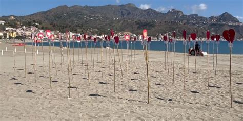 Settanta Cuori In Spiaggia La Manifestazione Contro La Chiusura Del