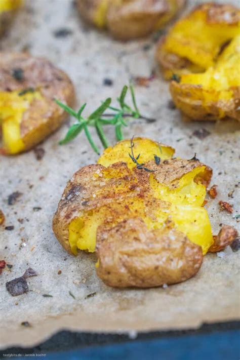 Smashed Potatoes So Machst Du Geniale Quetschkartoffeln