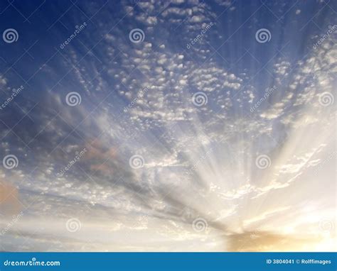 Nuvens E Raias Claras Imagem De Stock Imagem De Bonito 3804041