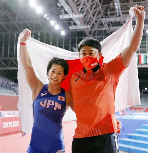 女子53キロ級で優勝し、婚約者の志土地翔大コーチ（右）と日の丸を掲げる向田真優＝幕張メッセ ― スポニチ Sponichi Annex スポーツ