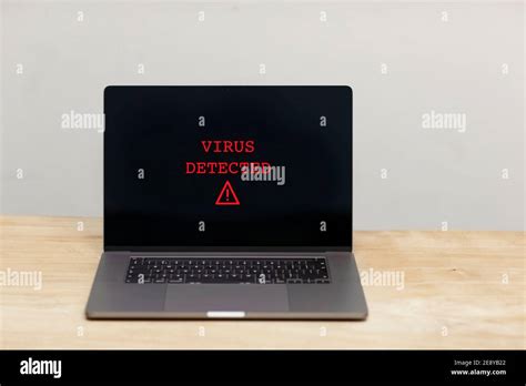 El texto del virus dectectado y una señal de advertencia de precaución