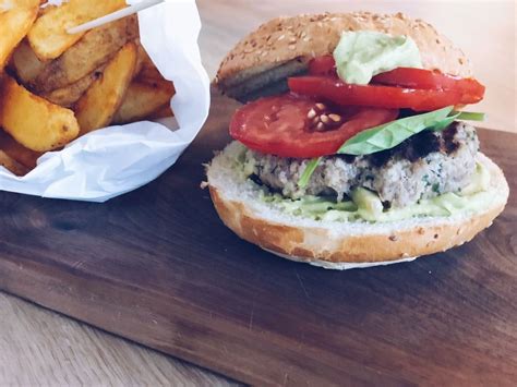 Burger z avokadom špinačo in piščancem Natalija