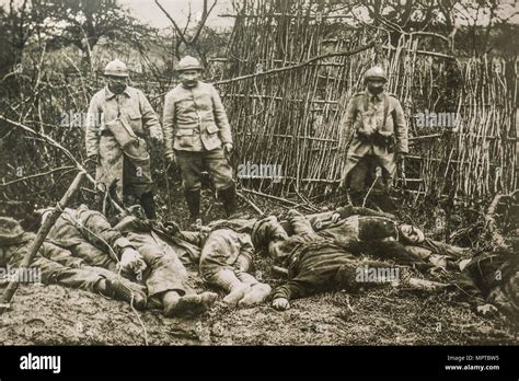 Soldados Franceses Muertos Posar Delante De Los Soldados Alemanes