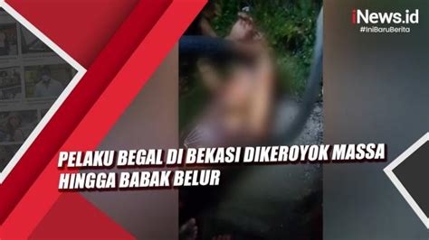 Asik Bermain Ponsel Di Pinggir Jalan Karyawan Toko Beras Di Bekasi