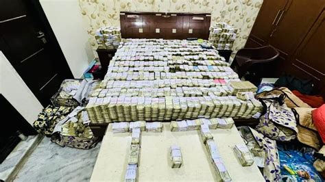 It Raids On Agra Shoe Traders 10 Cash Counting Machines Deployed To Count Notes Worth Crores