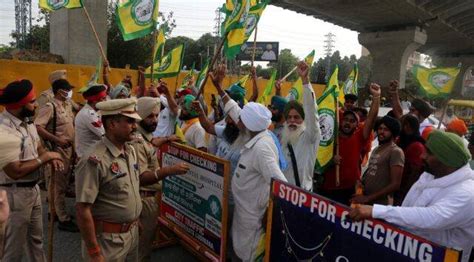 Farmers Break Barricades Gherao Bjp Workers In Ludhiana Circuit House