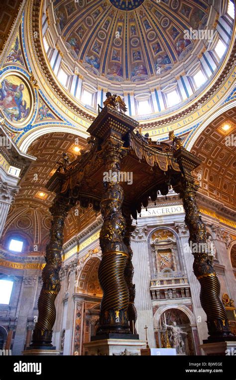 Tettoia Barocca Baldacchino Del Bernini E La Cupola Di San Pietro Da