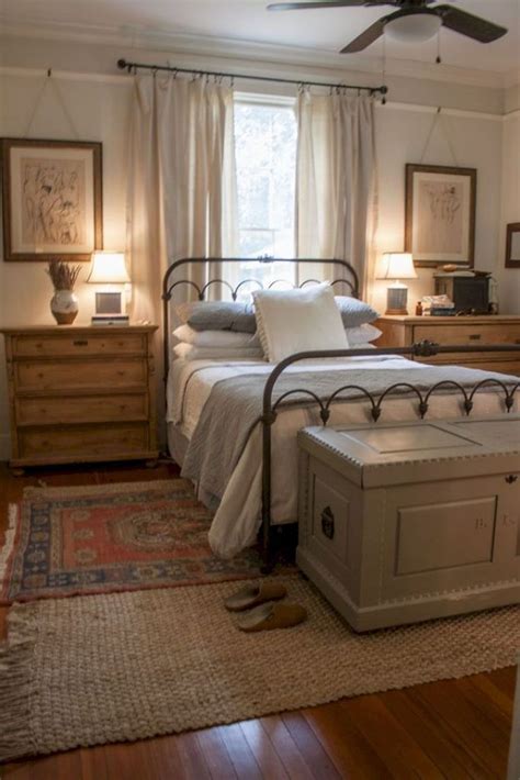 Elegant Farmhouse Bedroom Decor Ideas 45 - HOMYHOMEE