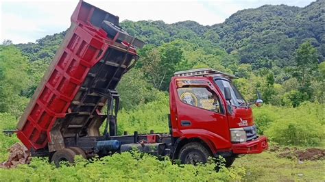 Dump Truck Muat Batu Terpuruk Amblas Di Jalan Licin Youtube