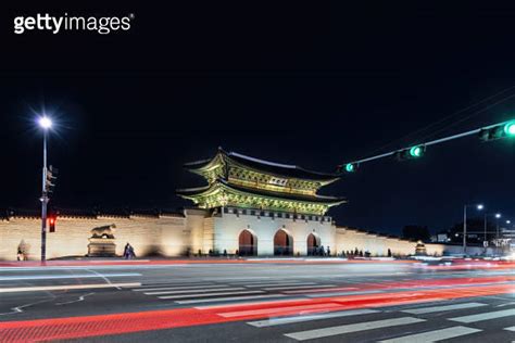 Gwanghwamun Gate at Night in Seoul South Korea 이미지 1296839700 게티이미지뱅크