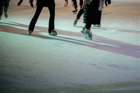 Gente en la pista de hielo fotos de stock imágenes de Gente en la