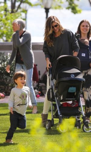 Gisele B Ndchen Se Diverte Os Filhos Em Parque De Nova York Fotos