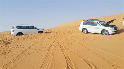 باشر فريق غوث بلاغ عن عدة سيارات علقت بالرمال في الثمامة بالقرب من