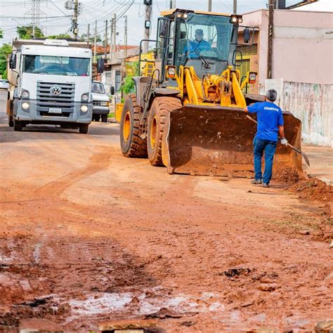 Equipes da prefeitura atuam para recuperar vias públicas danificadas