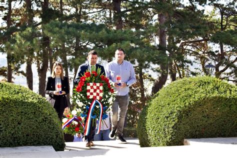 Polo Eni Vijenci I Zapaljene Svije E U Povodu Blagdana Svih Svetih