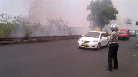 Rumput Terbakar Di Tol Kampung Rambutan Cikunir Lalin Macet News