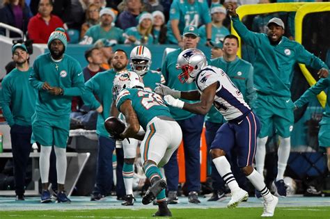 Xavien Howards 2 Interceptions Lead Miami Dolphins To Victory Over New