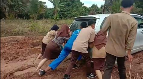 Miris Jalan Di Kabupaten Way Kanan Banyak Yang Rusak Pejabat Yang