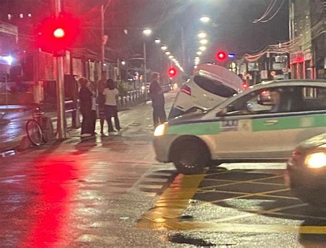 Carro Vai Parar Em Cima De Prote O Da Ciclovia Na Campos Horas