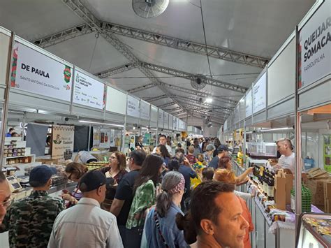 1ª Feira de Agricultura Familiar movimenta o centro de Porto Alegre