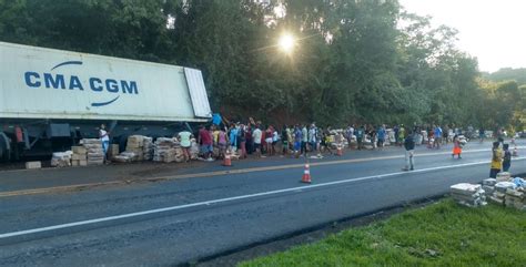 Carreta carregada frango tomba e é saqueada em Nova Laranjeiras