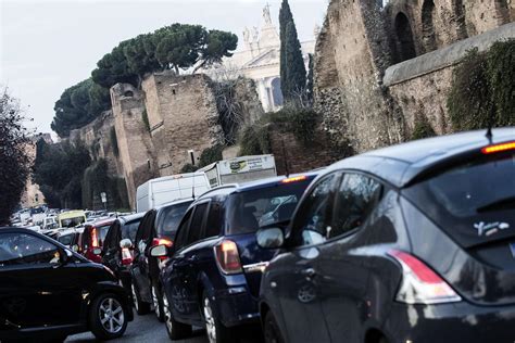 Cantieri Fermi Bus E Metr In Tilt Roma D Il Benvenuto Al Giubileo