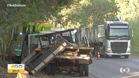 Vídeo Acidente Entre Caminhões Deixa Feridos Na Br 414 Em Anápolis