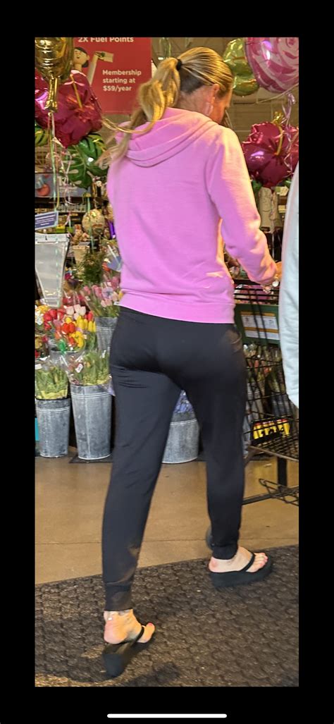 Blond PAWG Milf Bent Over With VPL Spandex Leggings Yoga Pants Forum