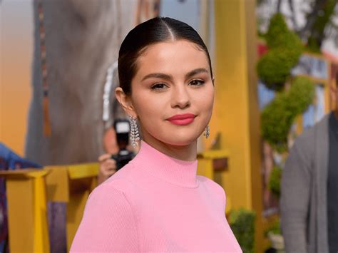 Selena Gomez Does Classic Glamour With Winged Liner And A Cherry Jello Mani