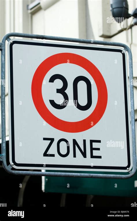 30 Miles Per Hour Speed Sign Hi Res Stock Photography And Images Alamy