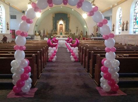 Decoración de iglesia para boda con globos