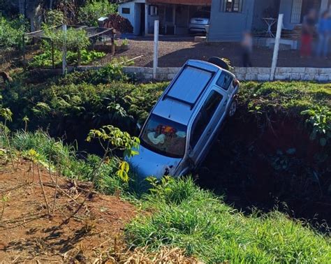 Condutor fica ferido após carro cair dentro de córrego na PR 475 PP