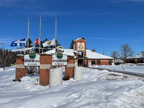 DÉcÈs De Brian Mulroney Les Drapeaux En Berne Devant LhÔtel De Ville