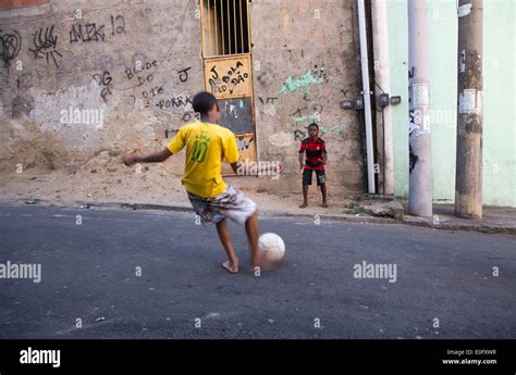 Spielende Kinder In Einem Slum Stockfotos Und Bilder Kaufen Seite 3