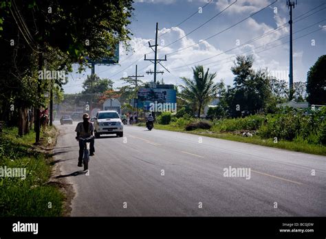 La Vista Desde El Lado De Una Carretera Muy Transitada En Sosua