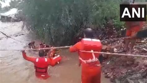 Gujarat जूनागढ़ के बाढ़ प्रभावित इलाकों में पहुंची Ndrf टीम लोगों को