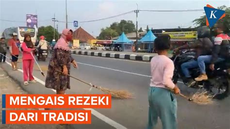 Unik Penyapu Uang Koin Jembatan Sewo Pantura Mengais Rezeki Dari