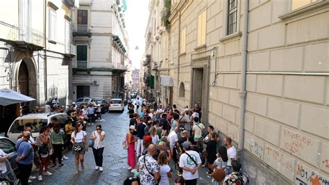 Napoli Parlano Le Persone In Fila Per La Carta Acquisti Spesa