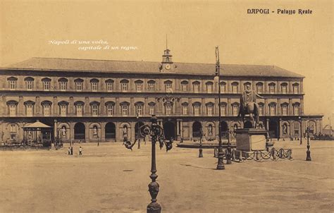 Napoli Piazza Plebiscito Con Il Palazzo Reale Di Napoli Ai Due Lati