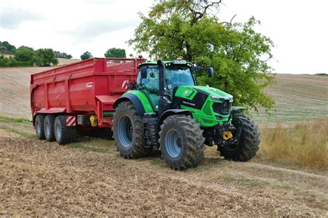 Deutz Fahr 8280 mit Krampe Bandit 980 im August 2022 beim Mais Häckseln