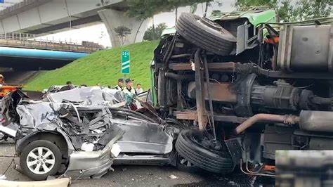 快訊／貨車翻覆！國道一號重大車禍 9車連撞7人輕重傷｜東森新聞：新聞在哪 東森就在哪裡