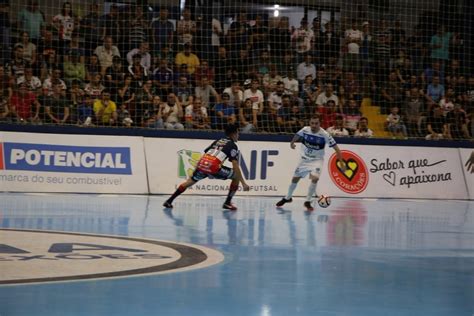 dois gols do goleiro Ale Falcone Cascavel vence o Tubarão por 4 a